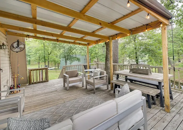 Lake Hamilton Cabin Boating Getaway!